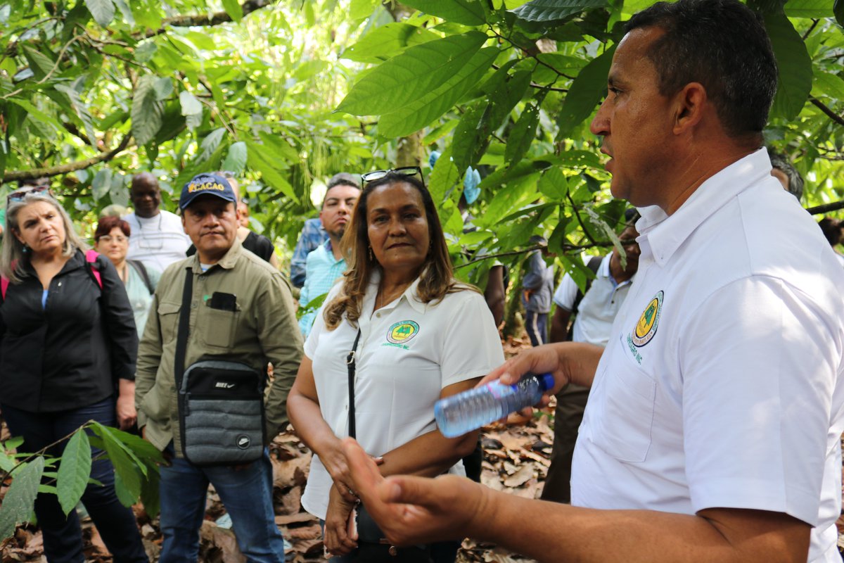 #ForodeCacao | Participantes del #ForoCacao #Fairtrade visitaron a productores(as) de cacao de COOPROAGRO, y la planta de procesamiento de CONACADO, en San Francisco de Macorís, República Dominicana.
