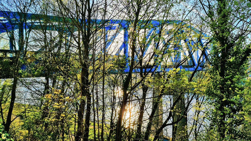 pewileman's tweet photo. The #MetroTram emerges briefly into daylight from the #GatesheadRiverside to cross the #RiverTyne before descending into darkness again for Newcastle #Metro underground station. https://t.co/uQOOsaajG8