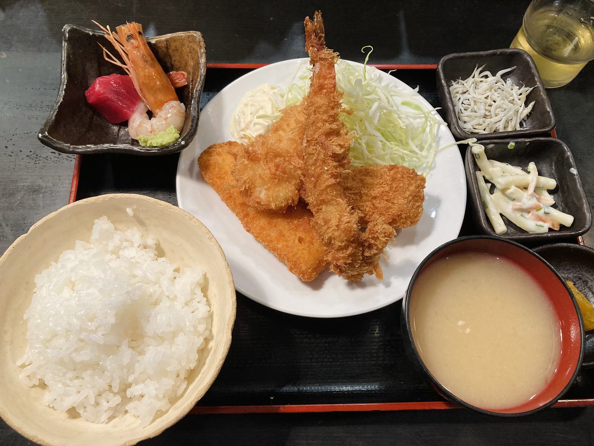 nawosan's tweet photo. @marexpo 僕が食べたフライランチは
エビフライ
アナゴフライ
イカフライ
あと何かのフライ
の盛り合わせでした‼️

美味しかったですよ～😋
1000円‼️ https://t.co/qh1U44nOcz
