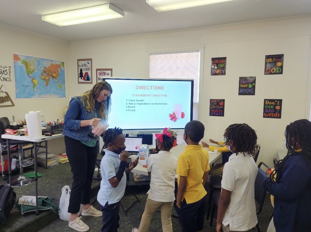 DawnBaldwinGib1's tweet photo. These are just a few reasons why Peletah Academic Center for Excellence loves NC Cooperative Extension Craven County... Community Garden, Healthy Eating, and Film program!!!!! #learningandgrowing #PACEforward https://t.co/yBhZA9x9w8