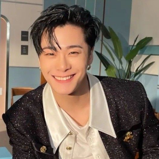 My condolences to all his loved ones, family, dear astro members, Arohas and especially his sister. I'm sure he will continue to shine like gold at the sky. Rest in peace Moonbin. 💜