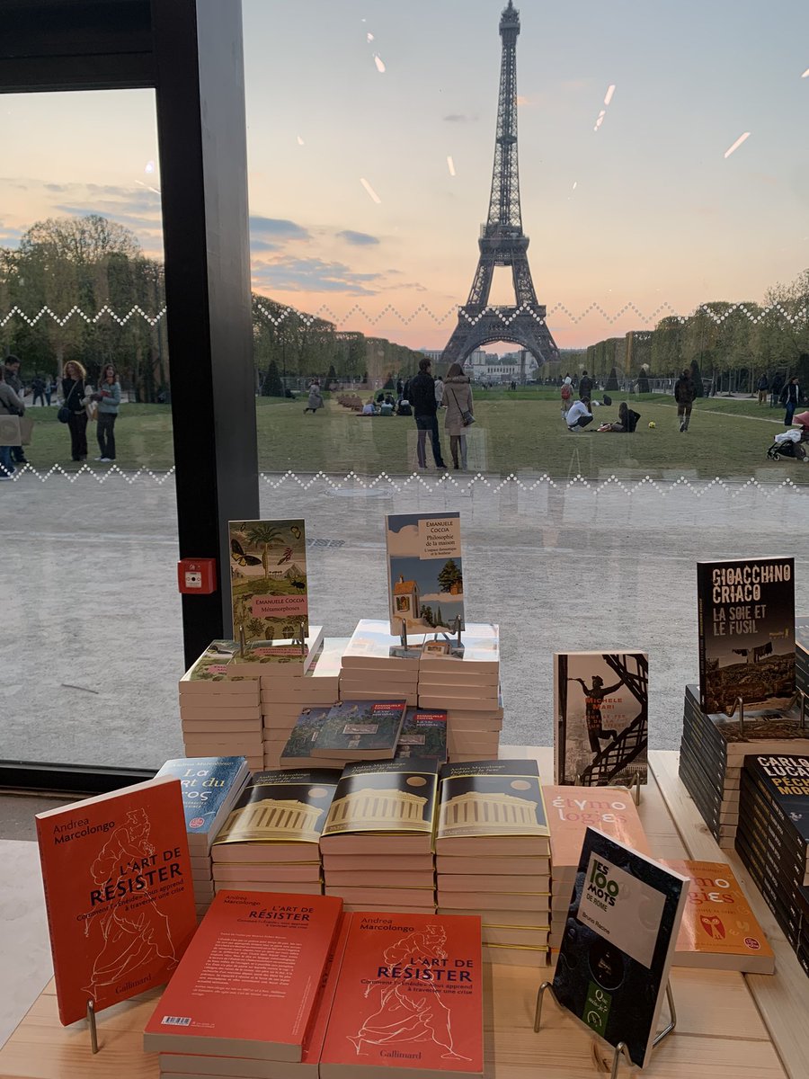 Andrea Marcolongo (@andreamarcolong) on Twitter photo Livres avec vue. C’est parti #FestivalDuLivreDeParis 🧿!
À demain à 13h sur la Scène Eiffel et de 14 à 16h chez <a href="/EditionsStock/">Éditions Stock</a> et samedi à 15h sur le stand de la Grèce <a href="/cchelparis/">Centre Culturel Hellénique</a> avec « Déplacer la lune de son orbite » 🌕🏛️ Livres avec vue. C’est parti #FestivalDuLivreDeParis 🧿!
À demain à 13h sur la Scène Eiffel et de 14 à 16h chez <a href="/EditionsStock/">Éditions Stock</a> et samedi à 15h sur le stand de la Grèce <a href="/cchelparis/">Centre Culturel Hellénique</a> avec « Déplacer la lune de son orbite » 🌕🏛️
