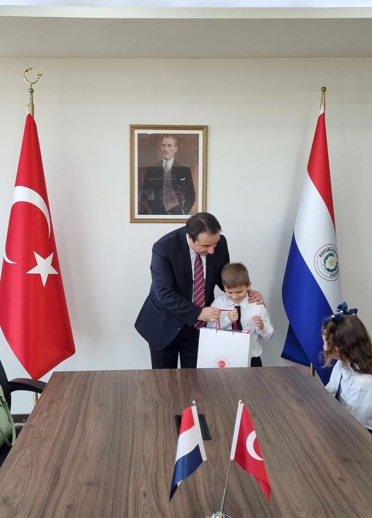 TC_AsuncionBE's tweet photo. #23NisanUlusalEgemenlikveÇocukBayramı’nı  Luque’deki Türkiye Cumhuriyeti Okulundan ziyaretimize gelen Paraguaylı öğrenciler ve öğretmenlerle kutladık. https://t.co/eheJ5joTy1