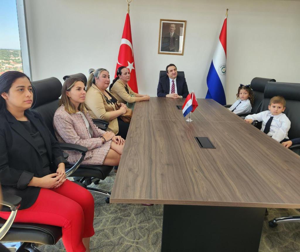 TC_AsuncionBE's tweet photo. #23NisanUlusalEgemenlikveÇocukBayramı’nı  Luque’deki Türkiye Cumhuriyeti Okulundan ziyaretimize gelen Paraguaylı öğrenciler ve öğretmenlerle kutladık. https://t.co/eheJ5joTy1