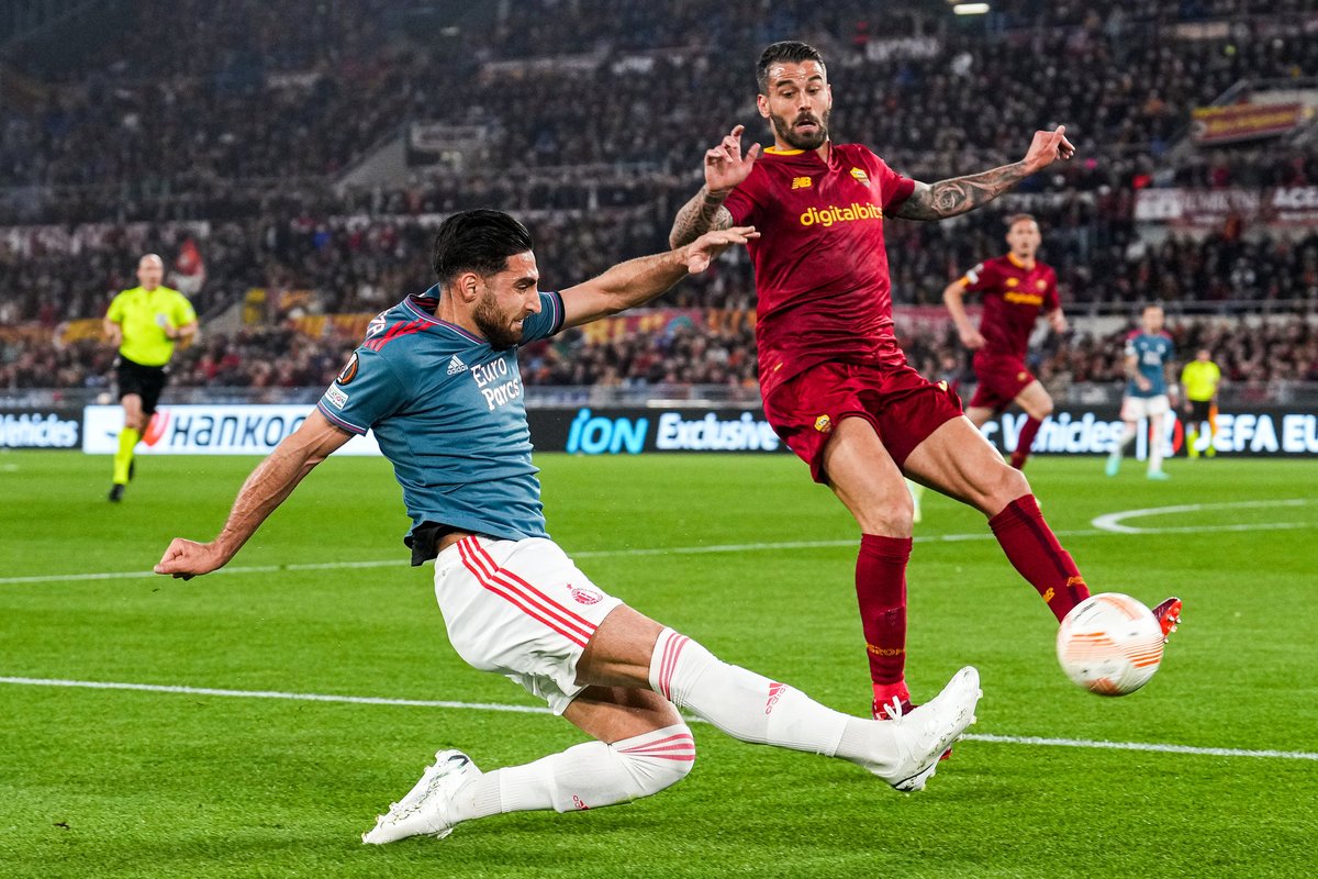 Feyenoord's tweet photo. It’s intense. ⚔️

59' #romfey (0-0) • #UEL https://t.co/AfnrvJ0euV