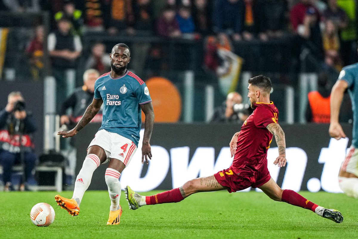 Feyenoord's tweet photo. It’s intense. ⚔️

59' #romfey (0-0) • #UEL https://t.co/AfnrvJ0euV