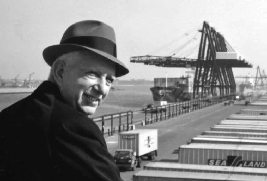 capTercio's tweet photo. ¿Os suena el nombre de Malcolm McLean?
Si es que no aquí podéis leer la historia de cómo a este norteamericano nacido en 1914 en el seno de una familia de agricultores de Carolina del Norte se le ocurrió el sistema que revolucionaría el transporte y el comercio internacional. https://t.co/8C14HRfDwA
