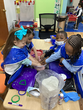 After making 3 ingredient play dough in class, our friends used parts of plants such as leaves, stems, flowers and cut outs to create prints in the dough.
#playfuldiscoveriescdc #prek #prekforall #nycpreschool #earlylearning #artsandscience #springtheme #playdough #plantparts