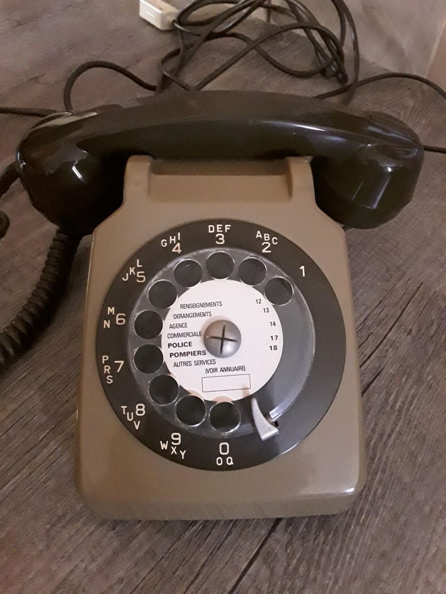 JohnnyBaudelai2's tweet image. Si tu es né dans les années 80, tu t'es forcément enfoncé un téléphone de ce genre dans le cul👍 RT si tu es d'accord👍