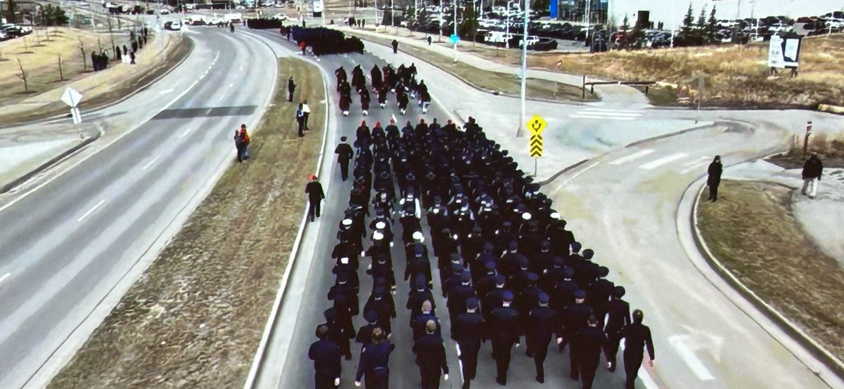 peel_pa's tweet photo. Today is another heartbreaking day 💔 Honoured to have @PeelPolice representatives &amp; @PRPA_Prez in Alberta to pay their respects to Cst. Harvinder Dhami, who made the ultimate sacrifice while in the line of his duties. You will never be forgotten. #heroesinlife @RCMPAlberta 💙 https://t.co/tURmAqaIuA