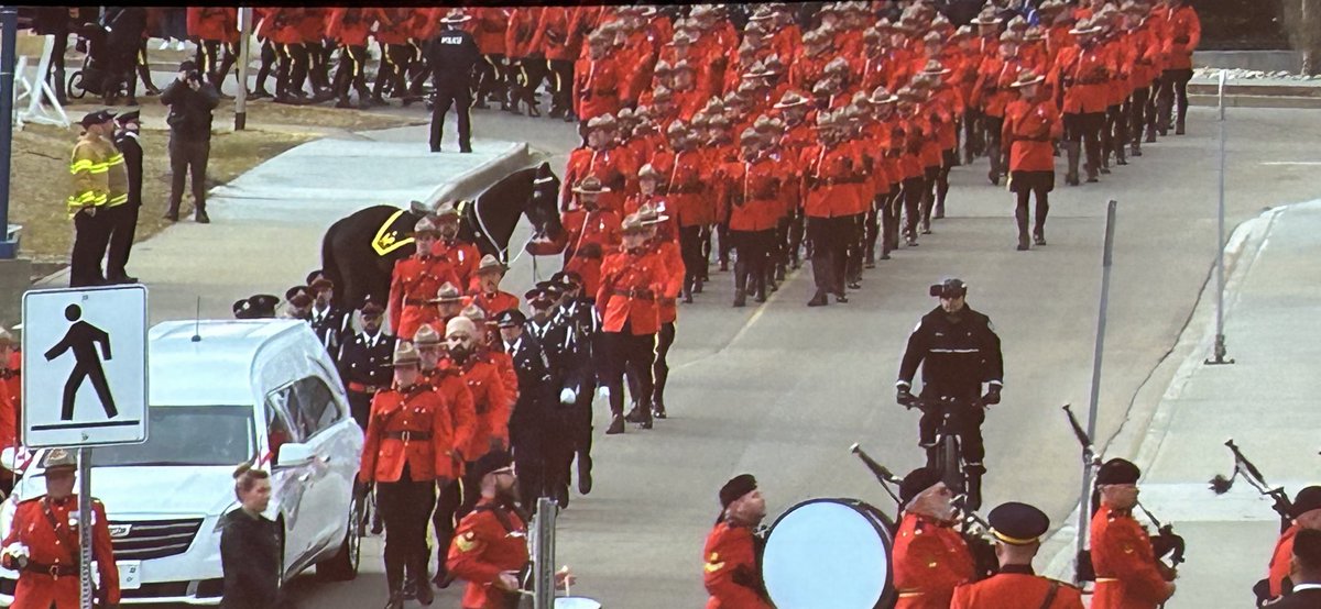 peel_pa's tweet photo. Today is another heartbreaking day 💔 Honoured to have @PeelPolice representatives &amp; @PRPA_Prez in Alberta to pay their respects to Cst. Harvinder Dhami, who made the ultimate sacrifice while in the line of his duties. You will never be forgotten. #heroesinlife @RCMPAlberta 💙 https://t.co/tURmAqaIuA