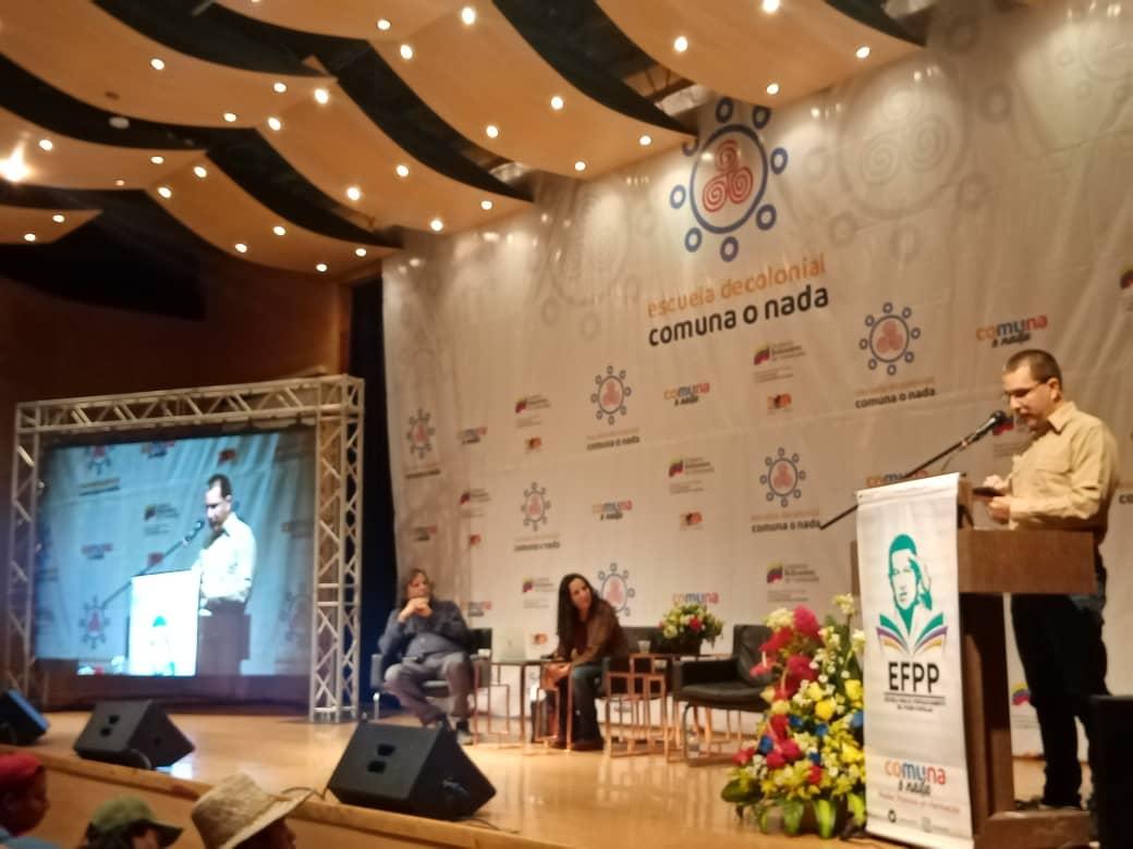 mviscalla's tweet photo. #AHORA hoy #20Abril
"...la comuna no se decreta. Se construye, se siembra, se cultiva y se cosecha" afirma el Ministro @jaarreaza desde Barquisimeto en la 2° Clase Magistral de la Escuela Decolonial Comuna o Nada.

#PoderPopularEnFormsción
#ComunaONada

@ComunasVE_ 
@EscuelaFPP_ https://t.co/ECavaJlYFh