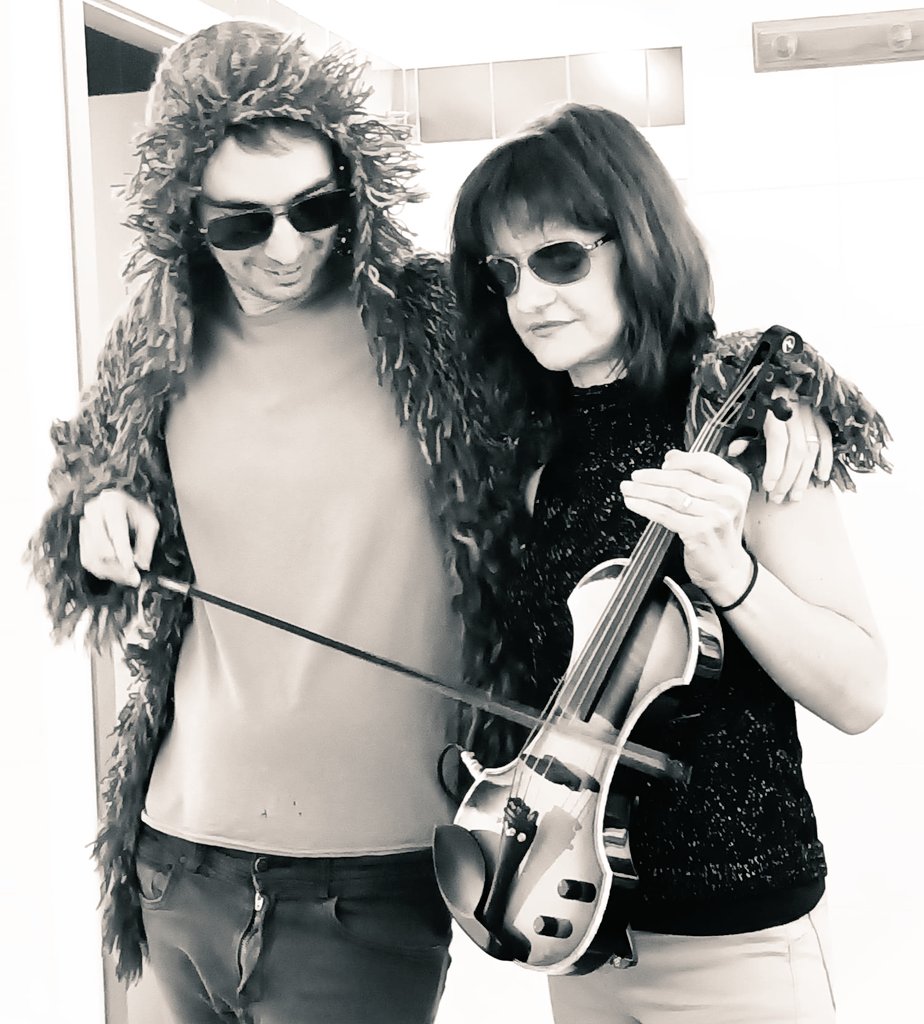 abrahamrivaspa3's tweet image. Ací la meua amiga i artista inimitable, incomparable, Silvia Martí, una de les còmplices necessàries al nou EP que estic preparant. En breu vos compartirem un avanç 😁😘

#nouEP