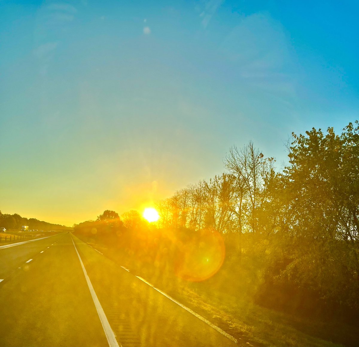 JazmnGG18's tweet photo. #ASTRO #caminos #sunshine #meigajaz #carretera #TruckerLife #TruckDriver #Unstoppable https://t.co/fq9niXI2mN