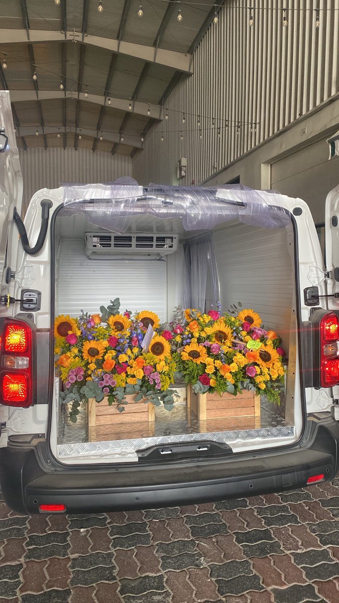 jeonjeonwoo's tweet photo. Looked it up and they're basically just posting  flower bouquets from google and posting it with msgs? i can do this for arohas!

AROHAS who want a small custom bouquet, I will make your bouquets tomorrow! I own an ACTUAL flower shop and would love to make bouquets for u guys https://t.co/w6eaYcFcl5
