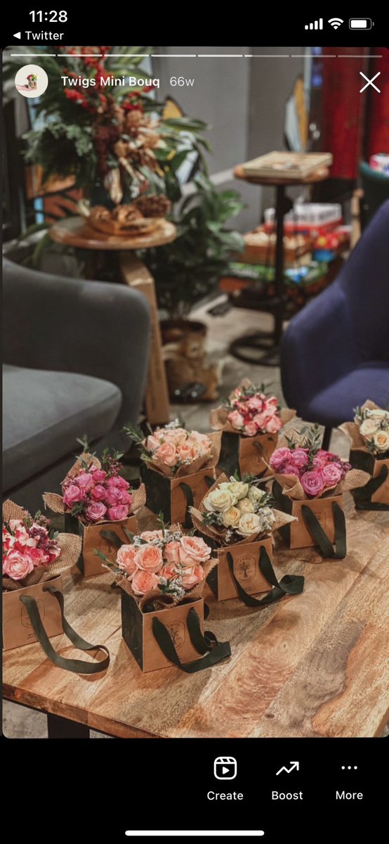 jeonjeonwoo's tweet photo. Looked it up and they're basically just posting  flower bouquets from google and posting it with msgs? i can do this for arohas!

AROHAS who want a small custom bouquet, I will make your bouquets tomorrow! I own an ACTUAL flower shop and would love to make bouquets for u guys https://t.co/w6eaYcFcl5