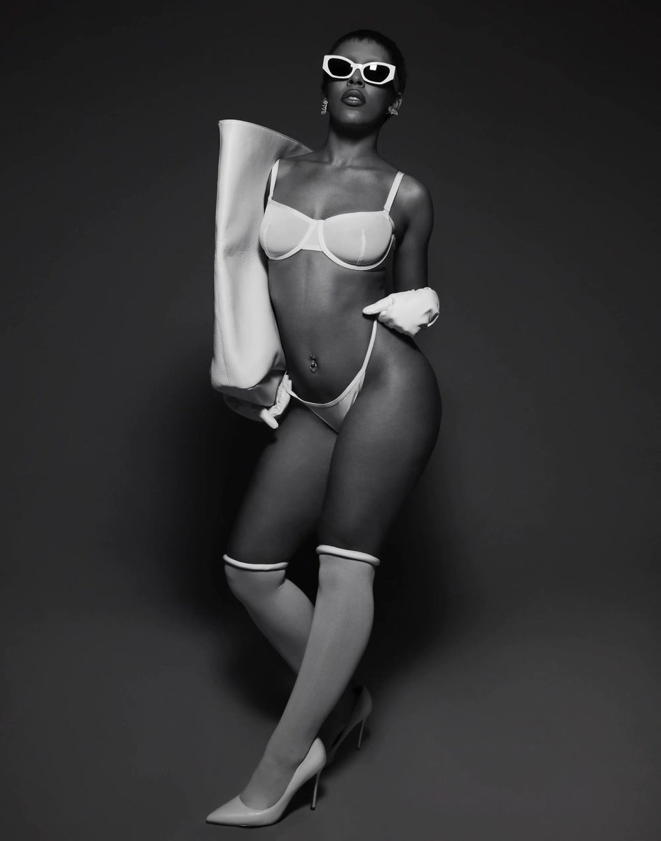 hourlydoja_'s tweet photo. Doja Cat for L'OFFICIEL magazine. https://t.co/H1vaQbSHdq
