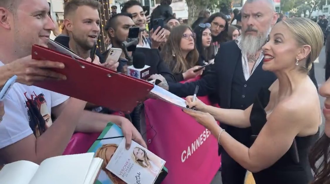 superficialBoy's tweet photo. No one asked for this, but here‘s me meeting my forever Queen Sarah Michelle Gellar. 🥰🥹
Thanks @CANNESERIES for making this possible 

(a thread) https://t.co/WrEL5Vx2tI