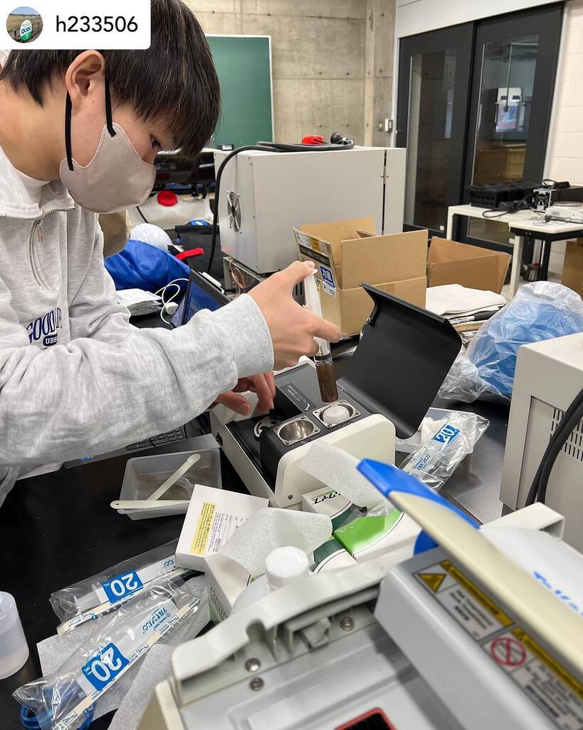 hht_aisa's tweet photo. AISA学生の投稿をリポスト。
多分、訳もわからずやってます。1年生の最初の化学の授業ですから。

#北海道ハイテクノロジー専門学校
#AIスマートアグリ学科
#HHTAISA
#AISA学生リポスト

Posted @withregram • @h233506 土壌分析 https://t.co/CF9VUS9mVd https://t.co/PZr0OAQlMj