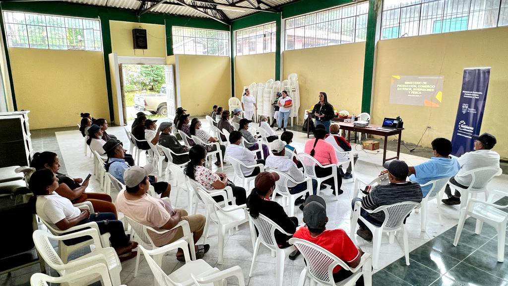 gabysamaniegom's tweet photo. 📍Zamora Chinchipe. 📢Nuestro equipo técnico del Ministerio de @produccion dictó taller a los miembros del Seguro Social Campesino de #Piuntza #Guadalupe #Guaguayme Alto #Chamico🌽🐄🌿. Se capacitó sobre Buenas Prácticas de Manipulación e Higiene de Alimentos 🏘️👨🌾👩🌾👩🍳 https://t.co/FswmWgEbDN