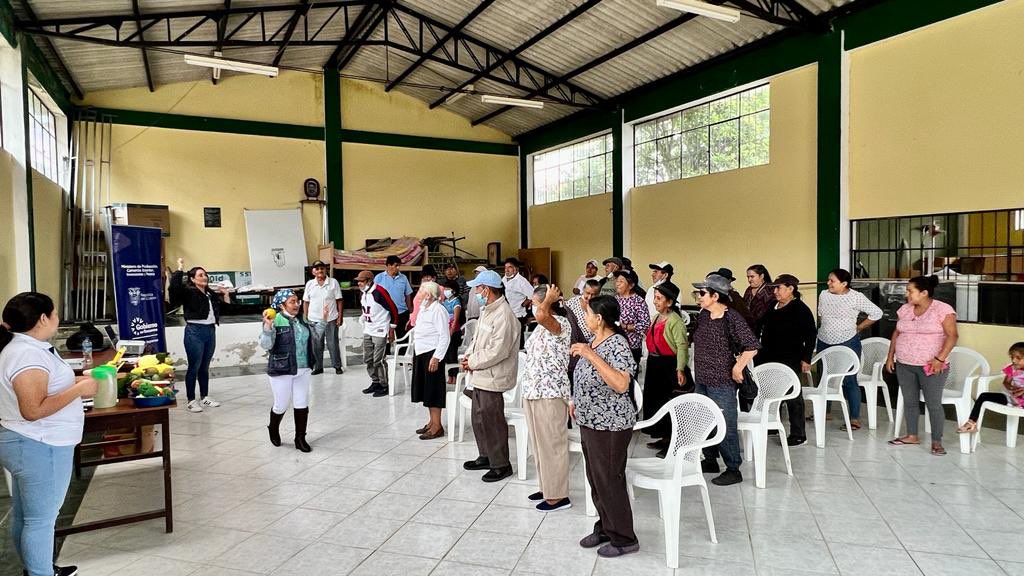 gabysamaniegom's tweet photo. 📍Zamora Chinchipe. 📢Nuestro equipo técnico del Ministerio de @produccion dictó taller a los miembros del Seguro Social Campesino de #Piuntza #Guadalupe #Guaguayme Alto #Chamico🌽🐄🌿. Se capacitó sobre Buenas Prácticas de Manipulación e Higiene de Alimentos 🏘️👨🌾👩🌾👩🍳 https://t.co/FswmWgEbDN