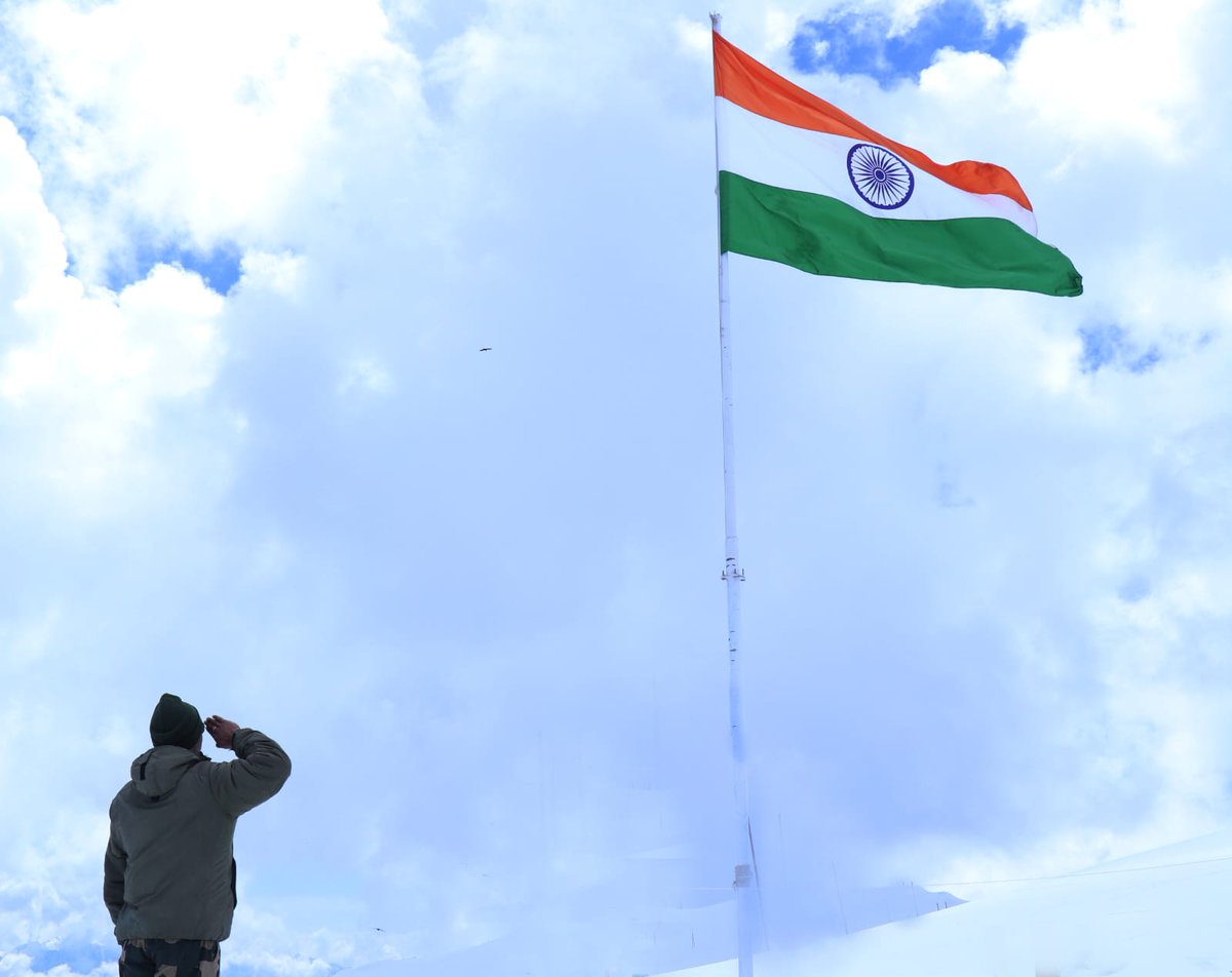 BSF_India's tweet photo. #PicOfTheDay                                     

Nation First!

सीमा सुरक्षा बल - सर्वदा सतर्क                                      

#JaiHind 
#NationFirst 
#FirstLineOfDefence https://t.co/7zzF600NTn