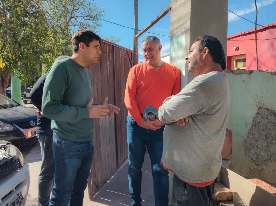 PerroneFacundo's tweet photo. 📍 Barrio Ituzaingó y Wilkinson
🙌🏼 Presentes como cada día con nuestros vecinos y vecinas de #Rivadavia, charlando, escuchando y compartiendo anhelos para nuestro querido departamento.
¡Gracias por recibirnos!
#GiojaGobernador #PerroneIntendente #SanJuanVuelve #AhoraPerrone2023 https://t.co/VaryytASzY