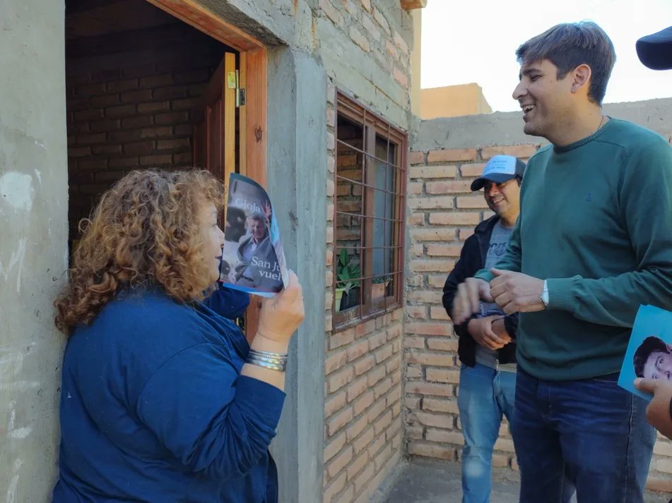 PerroneFacundo's tweet photo. 📍 Barrio Ituzaingó y Wilkinson
🙌🏼 Presentes como cada día con nuestros vecinos y vecinas de #Rivadavia, charlando, escuchando y compartiendo anhelos para nuestro querido departamento.
¡Gracias por recibirnos!
#GiojaGobernador #PerroneIntendente #SanJuanVuelve #AhoraPerrone2023 https://t.co/VaryytASzY