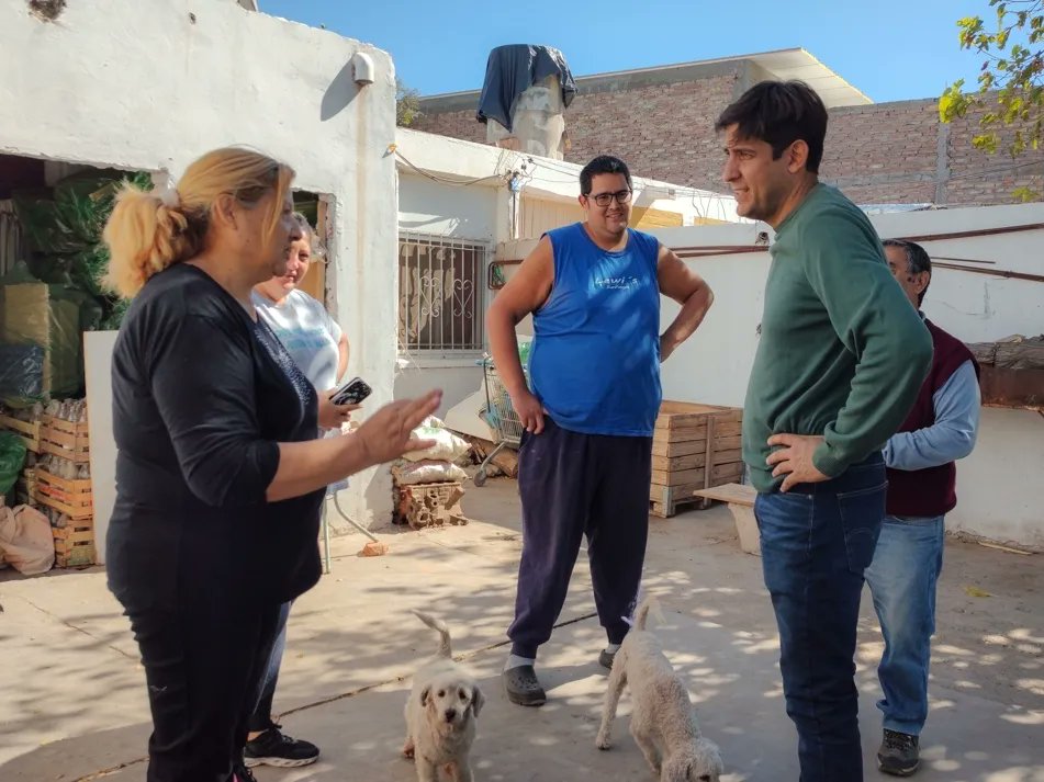 PerroneFacundo's tweet photo. 📍 Barrio Ituzaingó y Wilkinson
🙌🏼 Presentes como cada día con nuestros vecinos y vecinas de #Rivadavia, charlando, escuchando y compartiendo anhelos para nuestro querido departamento.
¡Gracias por recibirnos!
#GiojaGobernador #PerroneIntendente #SanJuanVuelve #AhoraPerrone2023 https://t.co/VaryytASzY