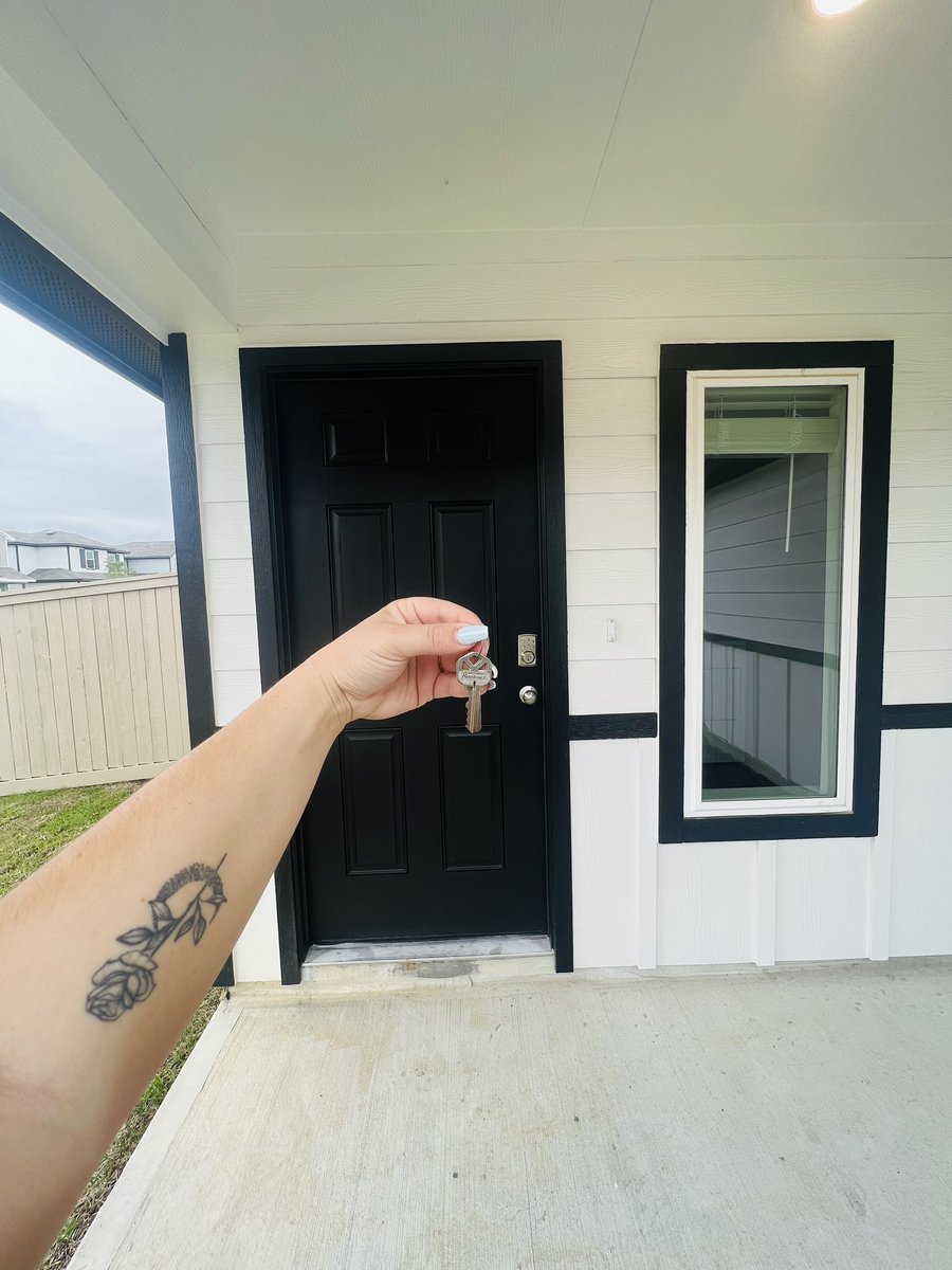 DarciSnider's tweet photo. I guess you can say all the grind was worth it 🏡🔑🍾 https://t.co/oRCUfsHqJR