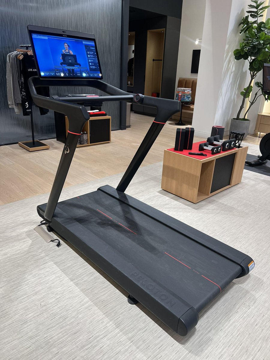 QuisKey's tweet image. Help me choose the perfect Peloton bike! 🚴‍♀️🚴‍♂️ Which one should I get? Any advice? 🤔 #Peloton #FitnessJourney #HelpMeChoose