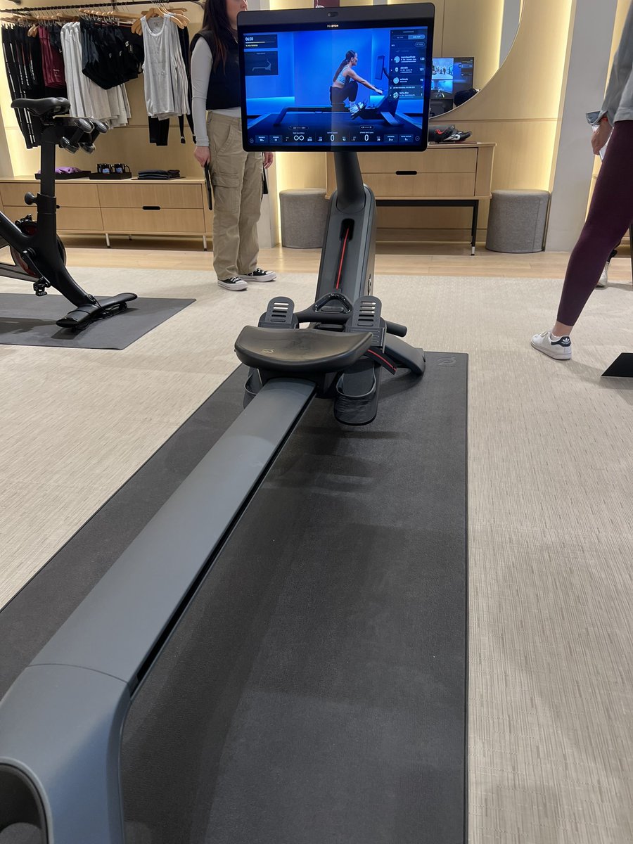 QuisKey's tweet image. Help me choose the perfect Peloton bike! 🚴‍♀️🚴‍♂️ Which one should I get? Any advice? 🤔 #Peloton #FitnessJourney #HelpMeChoose