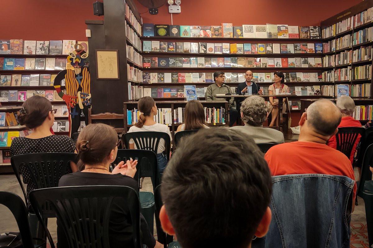 CaaapPeru's tweet photo. #Fotos 🟢 Así se desarrolló la presentación del libro "Las visiones y los mundos: Sendas visionarias de la Amazonía Occidental" de Pedro Favaron. El evento fue organizado por el #CAAAP y Librería El Virrey en Lima 📚. 

Muchas gracias a todos los asistentes por acompañarnos 🙌 https://t.co/8V1nZOcR2H