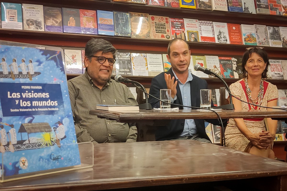 CaaapPeru's tweet photo. #Fotos 🟢 Así se desarrolló la presentación del libro "Las visiones y los mundos: Sendas visionarias de la Amazonía Occidental" de Pedro Favaron. El evento fue organizado por el #CAAAP y Librería El Virrey en Lima 📚. 

Muchas gracias a todos los asistentes por acompañarnos 🙌 https://t.co/8V1nZOcR2H