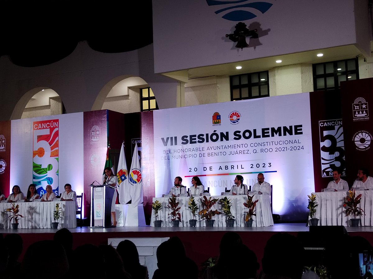 #Cancún53Años <a href="/MaraLezama/">Mara Lezama</a> destaca su historia viva en #QuintanaRoo y su vertiginosa evolución donde muchos presentes son actores del crecimiento y modernización de ésta ciudad turística. Tenemos todos una responsabilidad histórica  para trabajar por #Cancún #QuintanaRooPrimero