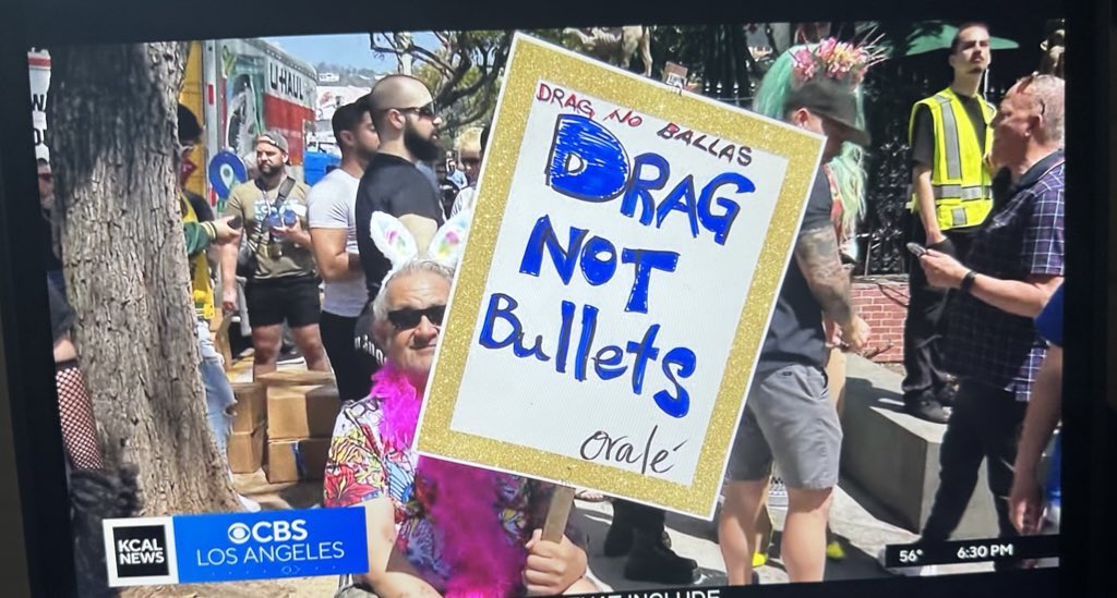 goRubenRuben's tweet photo. @rex197878 Oralé #DragNotBullets #DragMarchLA #LoveHeels https://t.co/gZYmAwae6B