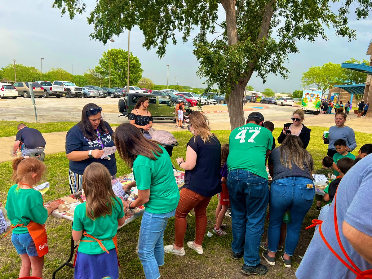 miranda_mike91's tweet image. We had the pleasure of hosting our Kids Workshop for the students of Lilian Elementary school! #Teamdepot #kidsworkshop #MISD #AISD giving back and investing in our community is what I love about this company! @L_Butler09 @vantasticD151 @RushClay @HomeDepotD151