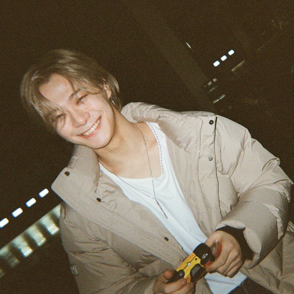 MoonbinLatam's tweet photo. Ha pasado un día y aún siento un vacío en el pecho, me duele que no estés aquí, me duele tanto que no puedo asimilarlo del todo, pero me quedo con todo lo que me enseñaste. Unas cuantas palabras de alguien a quien amas pueden cambiarte el mundo, pero tú Bin, cambiaste mi vida https://t.co/tez7W860Uc