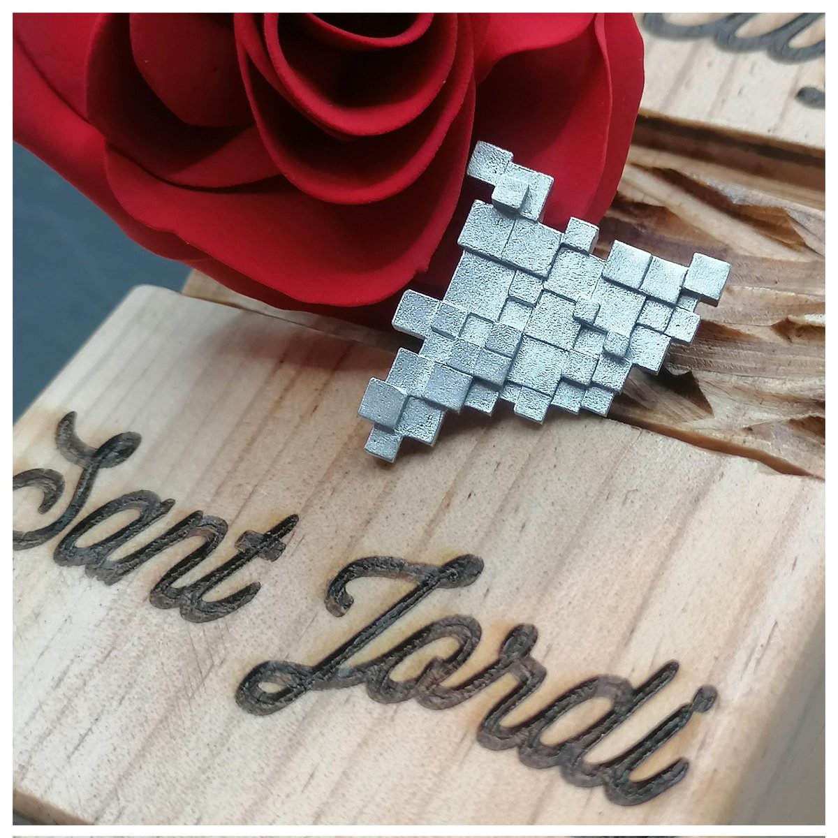 JoiaCat's tweet photo. SANT JORDI🌹
@JoiaCat
https://t.co/zz42ZbbpkF
Per tots aquells que estimem Catalunya amb cor i ànima!
#joiacatalunya #joia #Catalunya #cor #ànima #comarques #robí #safir #diamant #or #plata #fetamà #llibertat #noalaguerra https://t.co/QWCoS6cNlq