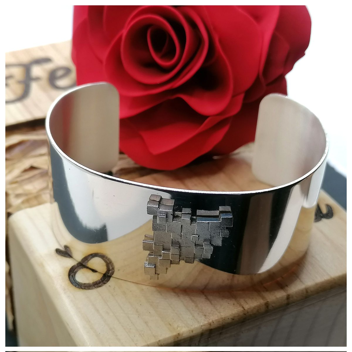 JoiaCat's tweet photo. SANT JORDI🌹
@JoiaCat
https://t.co/zz42ZbbpkF
Per tots aquells que estimem Catalunya amb cor i ànima!
#joiacatalunya #joia #Catalunya #cor #ànima #comarques #robí #safir #diamant #or #plata #fetamà #llibertat #noalaguerra https://t.co/QWCoS6cNlq