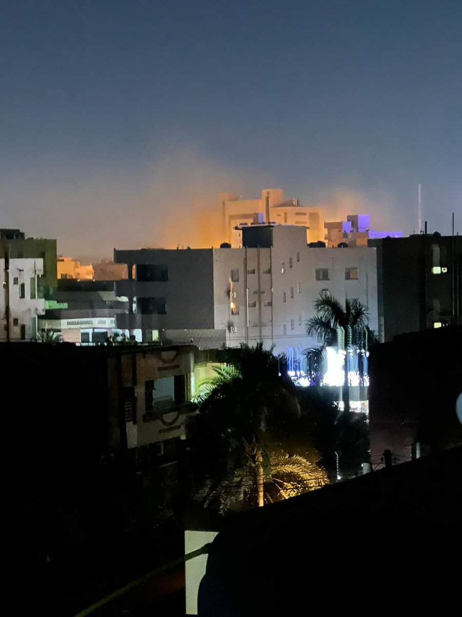 kervanhan's tweet photo. Bir bilseniz bu gece nice sivil halkın evine füze, top ve mermi düştüğünü...
Anılarımızın olduğu mekanları birbir yok yok ettiler. Çok canlar gitti.
Sokak savaşına dönüyor bakın binlerce Türk var ve çok çektiler acil tahliye yapılması gerekiyor. 
Yarın çok geç olur!...
#Sudan https://t.co/aVibFxXMmT