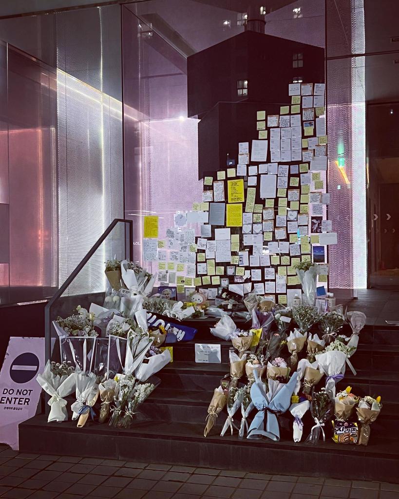 sam_nxjns's tweet photo. #Moonbin
 así lucen actualmente las puertas del edificio de #Fantagio tras la dolorosa partida de binnie
#MoonBinWeLoveYou 🤍 https://t.co/f0qyoHBCTa