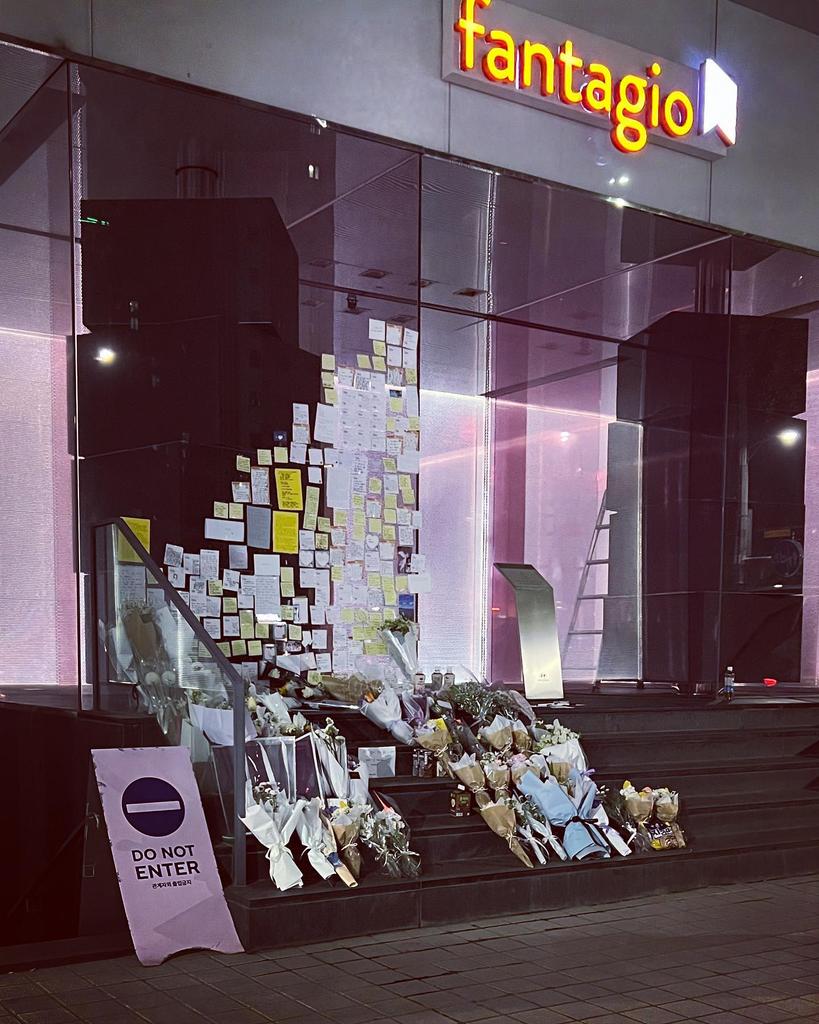 sam_nxjns's tweet photo. #Moonbin
 así lucen actualmente las puertas del edificio de #Fantagio tras la dolorosa partida de binnie
#MoonBinWeLoveYou 🤍 https://t.co/f0qyoHBCTa