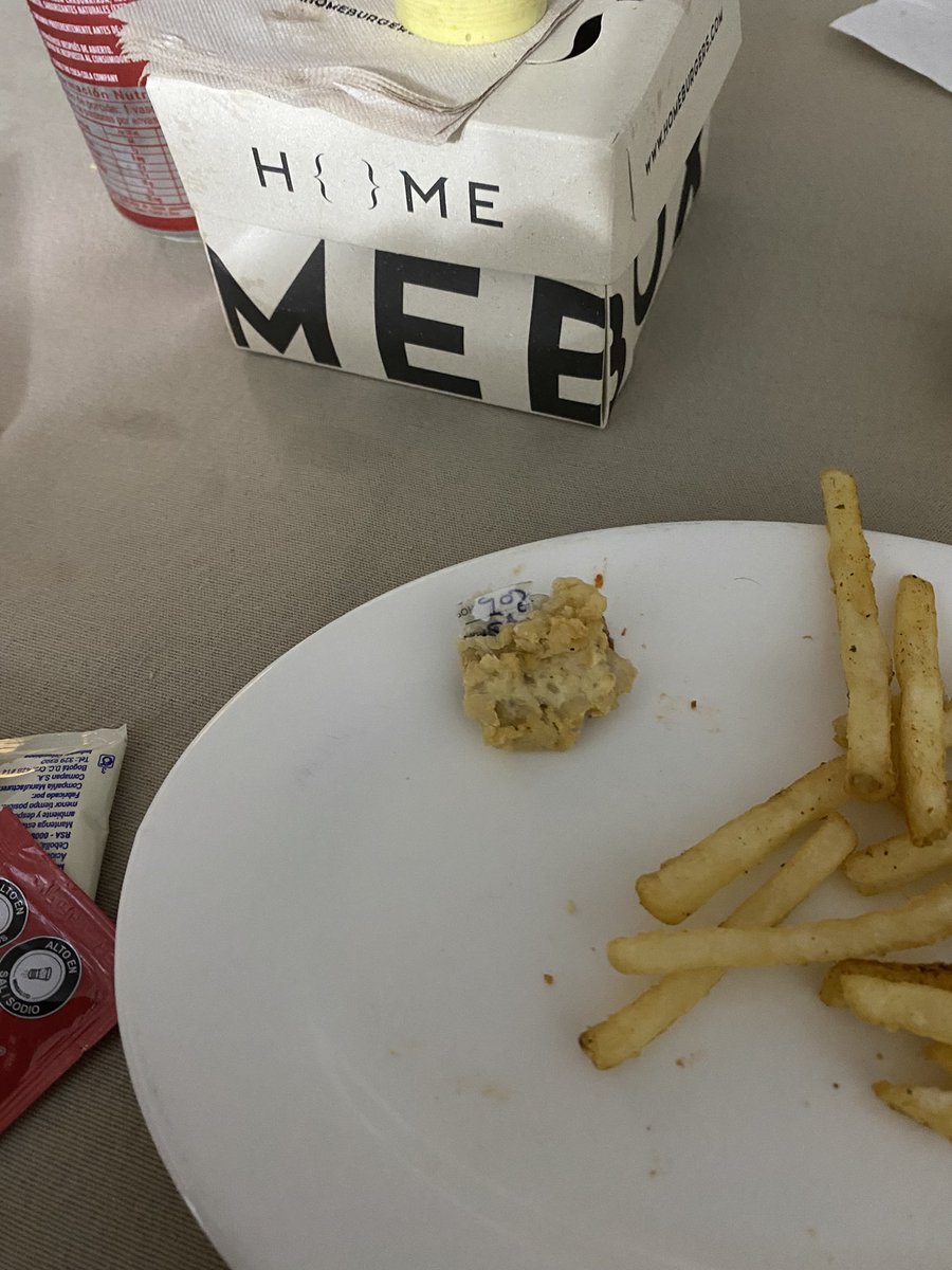 Figuel2002's tweet photo. @musicallanerac @homeburgers_ @SectorSalud @Superservicios @SSSALUD Allí la calidad del producto que vende ahora Home Burguer mi hijo me dijo papi me gane un premio ? https://t.co/jiSwcselWP