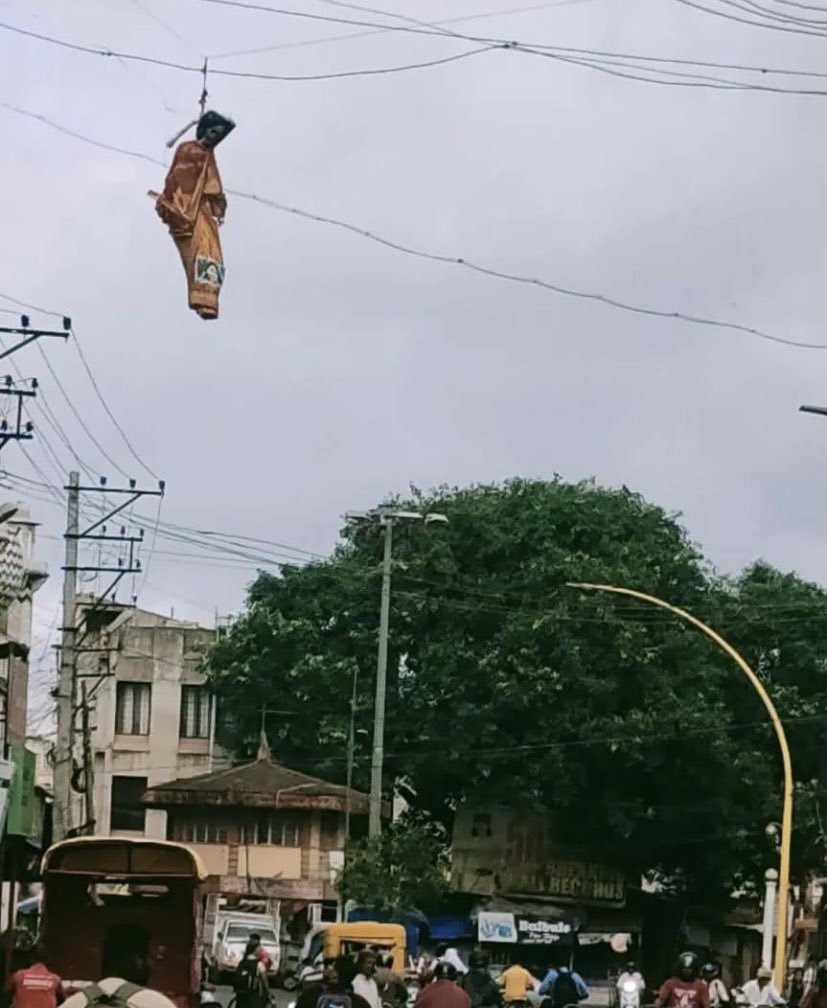VlKAS_PR0NAM0's tweet photo. Now these scenes are common 👇 https://t.co/hFh38ZchKO