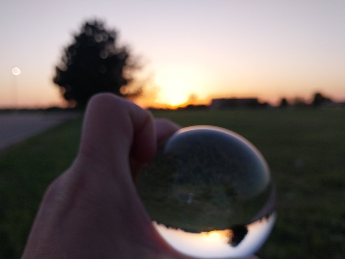 JenTincher's tweet photo. Wish twitter would let you add more than 4 pics, but anyways.
#lensball
#photography
#creation
#chasingthesunset
#majesticskieschasing https://t.co/v55esfXqL7