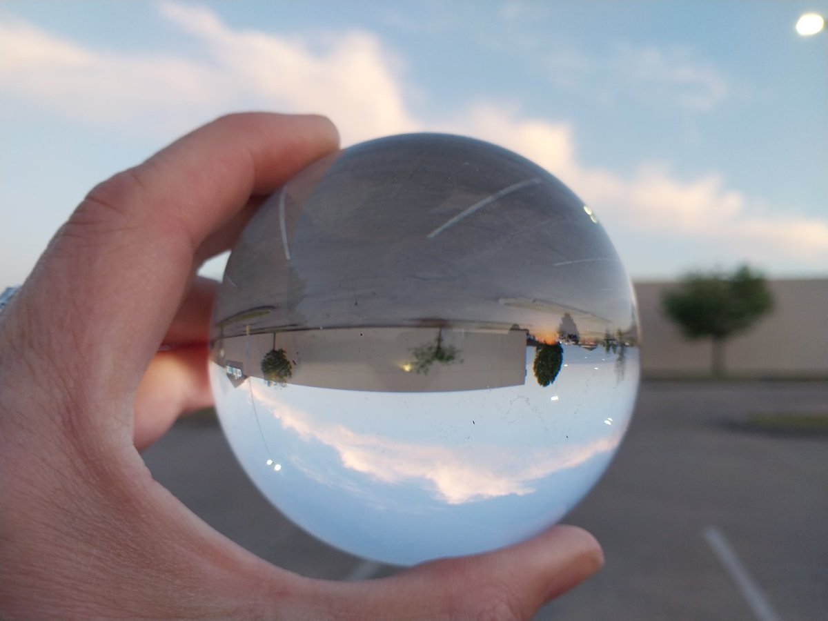 JenTincher's tweet photo. Wish twitter would let you add more than 4 pics, but anyways.
#lensball
#photography
#creation
#chasingthesunset
#majesticskieschasing https://t.co/v55esfXqL7