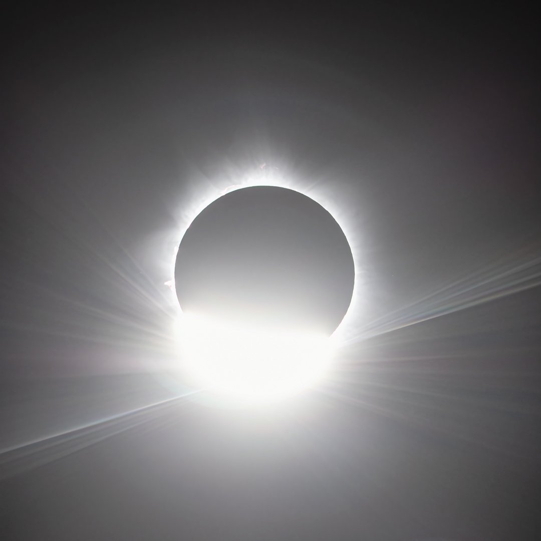 TaraMoonHunter's tweet photo. 20 April 2023 Total Solar Eclipse from Exmouth, Western Australia. INCREDIBLE! #NingalooEclipse #ExmouthEclipse #SolarEclipse2023 #SolarEclipse #Eclipse #TotalEclipse #totalsolareclipse https://t.co/L8pCJfJbBs