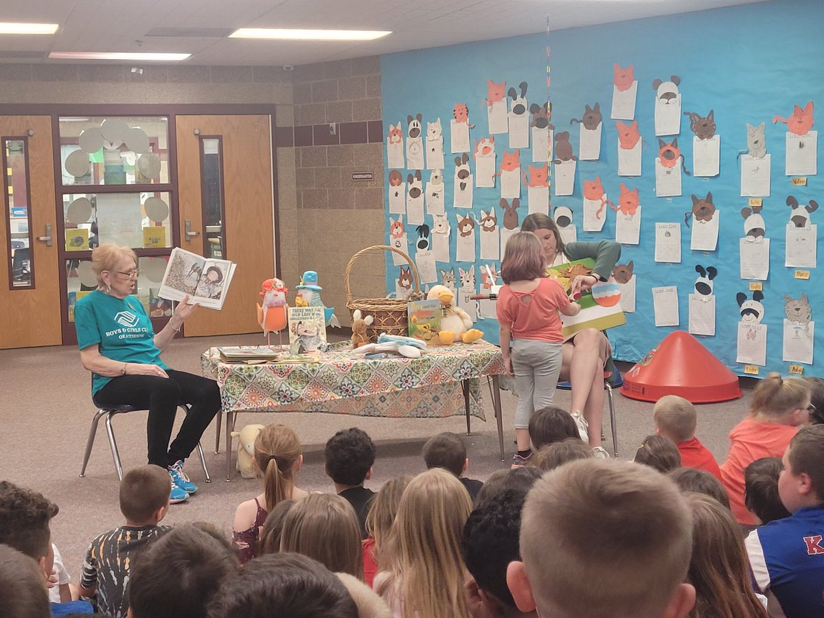 AlyssaFelts93's tweet photo. First grade always loves when Ms. Cindy comes to read to us. This was from her last visit last Thursday. #weare409 @nhoneywell409 @doc_nuge @AtchisonPublic @AESPhoenix https://t.co/gDMo3OWq2b