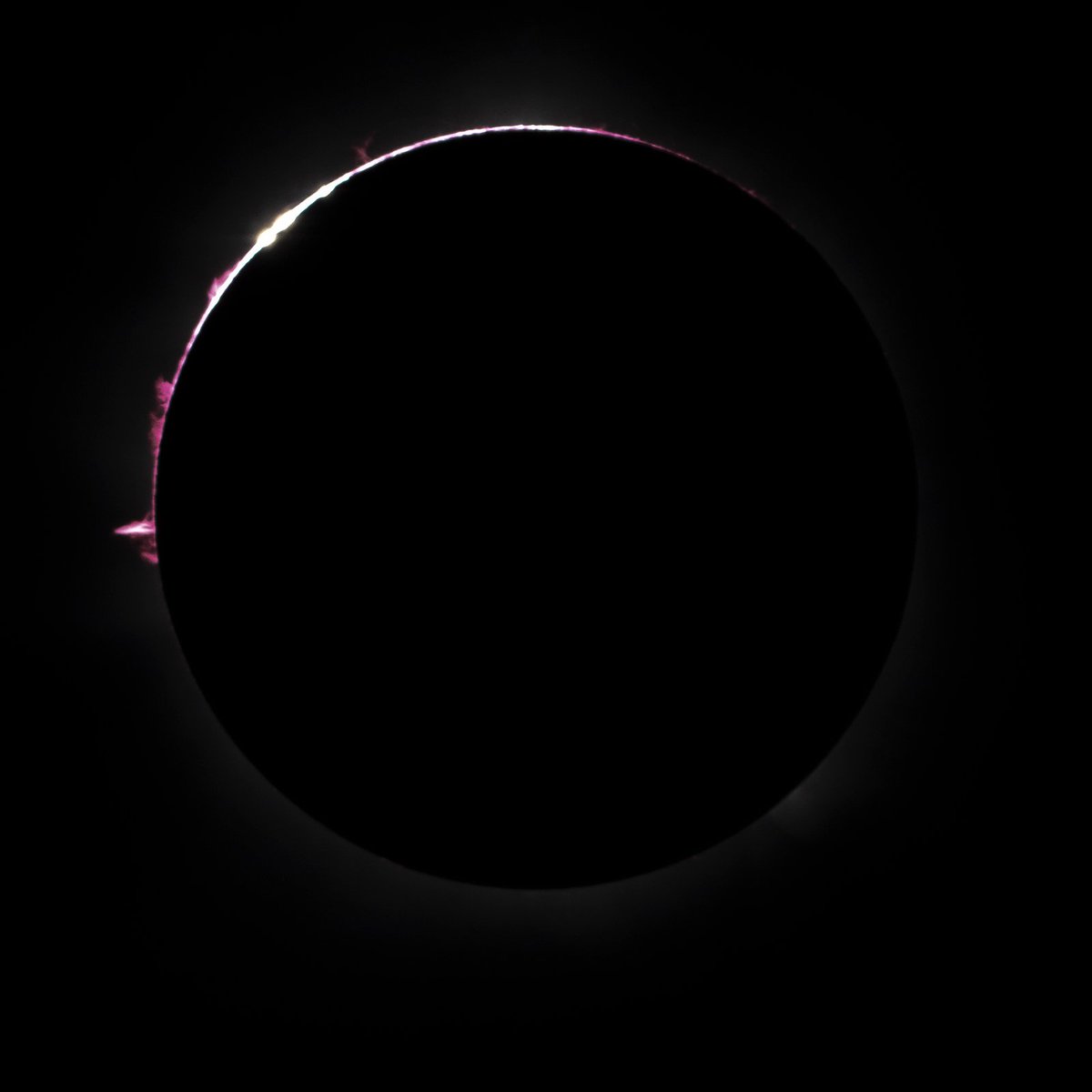 TaraMoonHunter's tweet photo. 20 April 2023 Total Solar Eclipse from Exmouth, Western Australia. INCREDIBLE! #NingalooEclipse #ExmouthEclipse #SolarEclipse2023 #SolarEclipse #Eclipse #TotalEclipse #totalsolareclipse https://t.co/L8pCJfJbBs